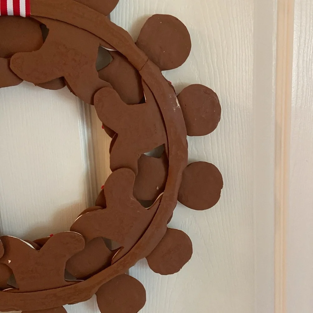18” Gingerbread Men Christmas Wreath Layered Decorated w/ White & Red Icing - Picture 14 of 16